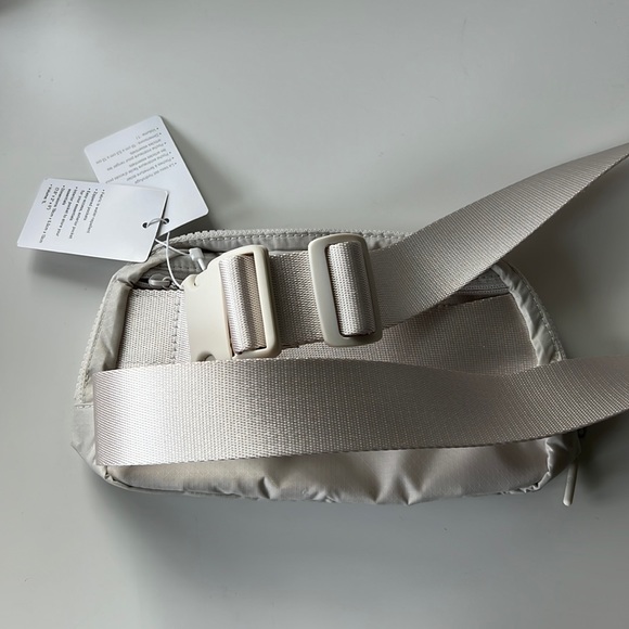 LULULEMON EVERYWHERE BELT BAG WHITE OPAL NWT - Picture 5 of 6